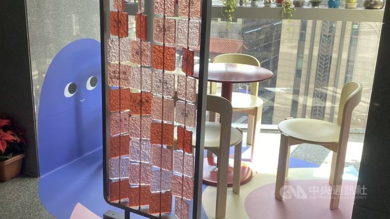 新北市政府客家事務局辦公空間華麗變身，盼以潮空間吸引年輕族群了解客家文化。圖為琉璃吊飾結合客家諺語，希望增加互動，讓市民朋友瞭解語意。