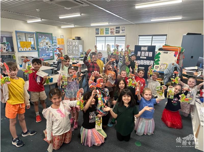 Thornwood Park 小學全體學生興奮地舉起完成的臺灣馬年燈籠合影，歡慶澳洲和諧週