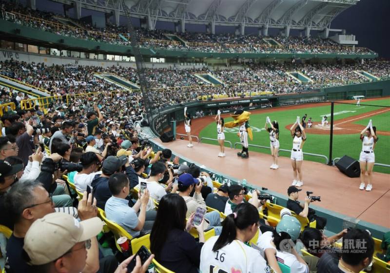 中華職棒台鋼雄鷹隊發表聲明，將與台灣人壽協調租借場地，未來將目標放在催生高雄巨蛋。圖為台鋼雄鷹隊在澄清湖棒球場進行主場開幕戰，專屬啦啦隊帶動應援。