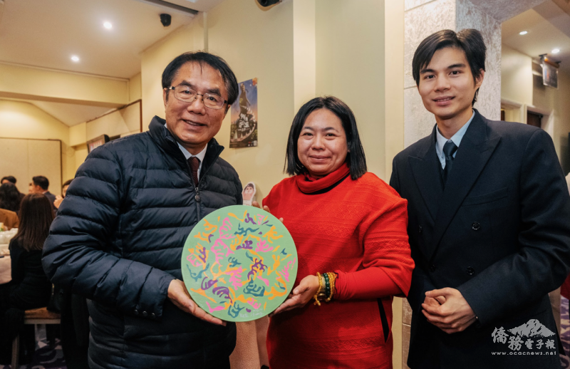 英國臺灣商會會長戴翌軒向黃偉哲頒贈藝術家黃韶琴畫作，表達支持與交流紀念