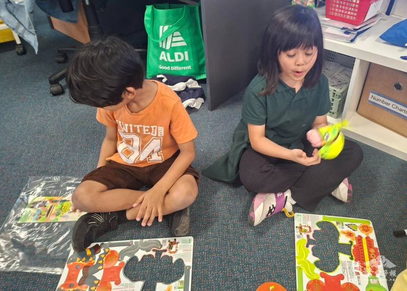 澳洲學生專注投入 DIY 手作過程，體驗來自臺灣傳統節慶的工藝之美