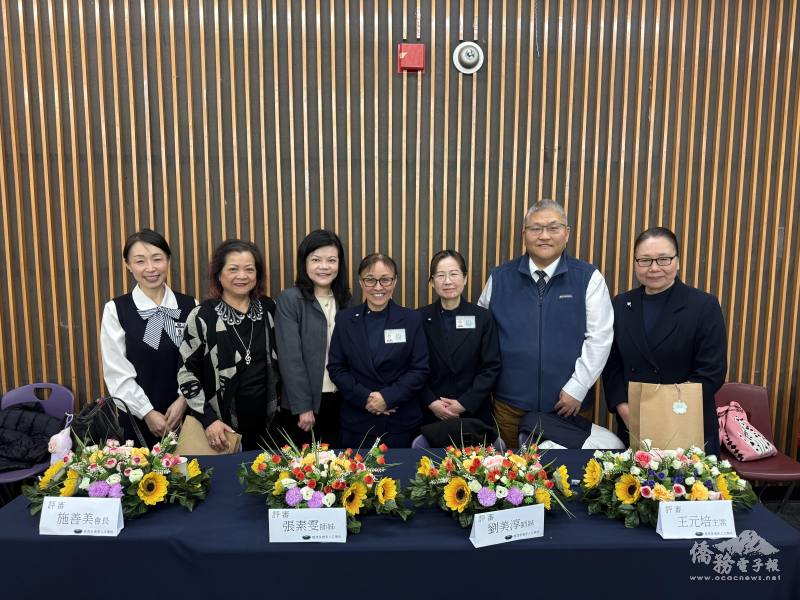 由左至右依序為多倫多教育局督學劉芳玲，加東中文學校聯合會理事長施善美、中心許彩鳳副主任、慈濟加東分會副執行長張素雯及前校長劉美淳、僑務顧問王元培以及慈濟加東分會行政主任蔡蕙妃