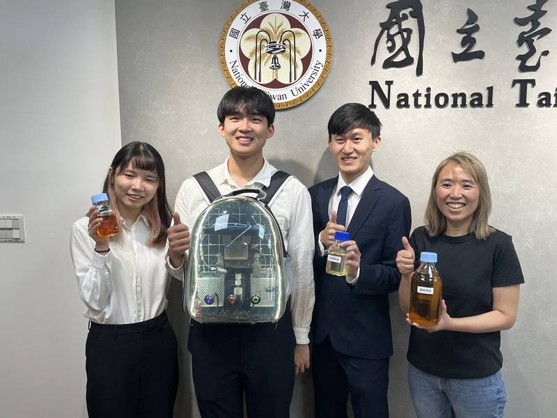 台灣大學機械系副教授蔣雅郁（右1）研究團隊首創「螺旋線圈分離技術」，成功開發出體積僅如背包大小的連續式生質柴油生產系統。
