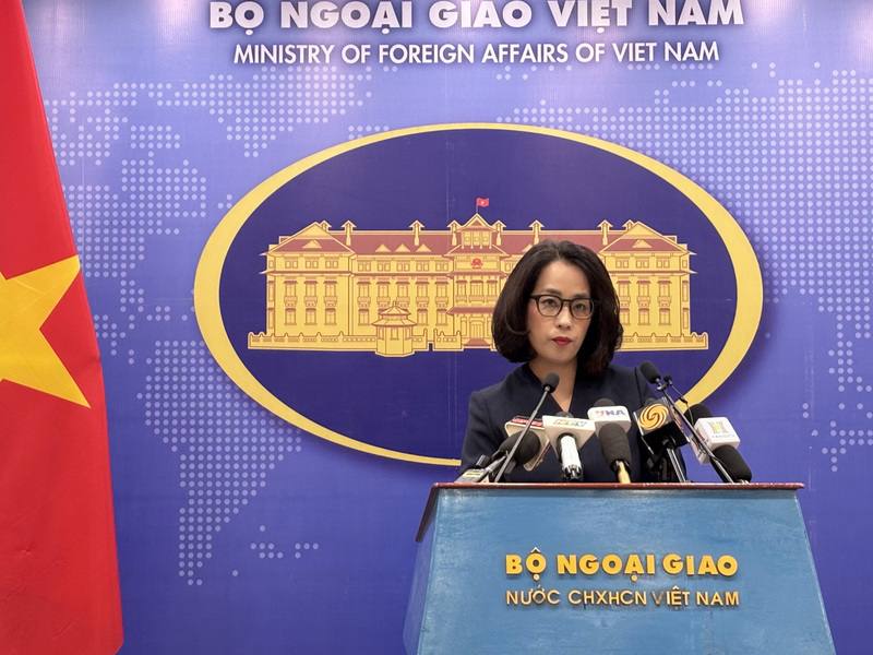 荷莫茲海峽遭伊朗封鎖，導致全球能源與貿易動盪，航行當地船隻也面臨安全風險。越南外交部今天重申，支持海洋航行自由、安全和保障，並重申遵守國際法對於確保海上安全與和平穩定至關重要。