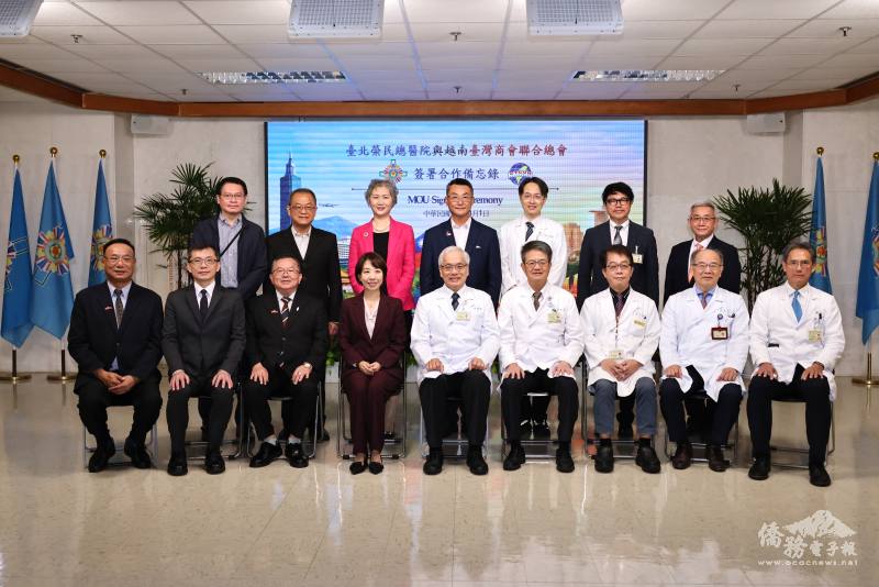 僑委會副委員長李姸慧(左四）臺北榮民總醫院院長陳威明（中）與越南臺商總會總會長洪志華(左三）等人合影。