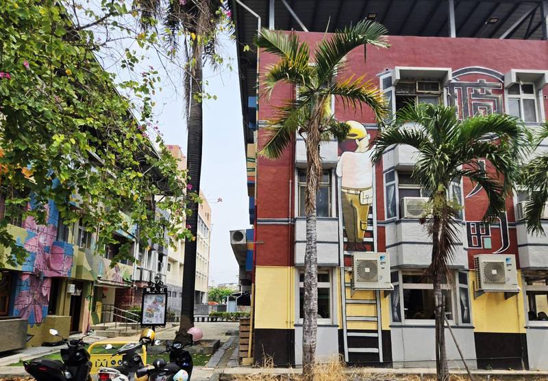 屏東縣青創品牌聚集地職人町經歷10個月休園，完成耐震補強工程，11日將辦理重新開園活動，打卡可獲兌換劵於園區使用。