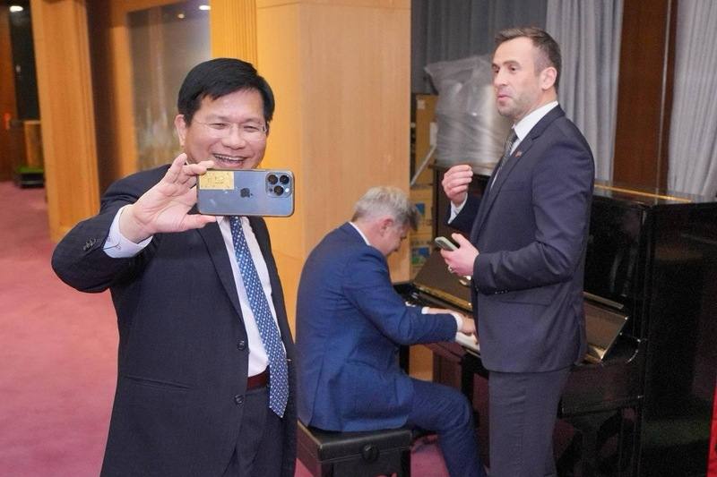 外交部長林佳龍（左）1日晚宴歡迎歐洲議會「安全暨防衛委員會」（SEDE）官方代表團，歐洲議會議員法朗圖里斯（Nikolas Farantouris）（中）席間彈奏鋼琴。（外交部提供）