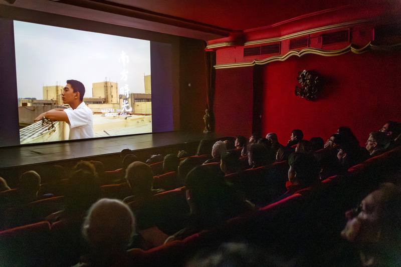 由文化部支持的「巴黎台灣電影節」於4月1日至10日於巴黎拉丁區Filmothèque戲院舉行。圖為開幕片「南方時光」放映現場，曹仕翰作品。此片以少年視角回望1996年台灣首屆總統直選前夕，在台海飛彈危機下的高雄家庭物語。