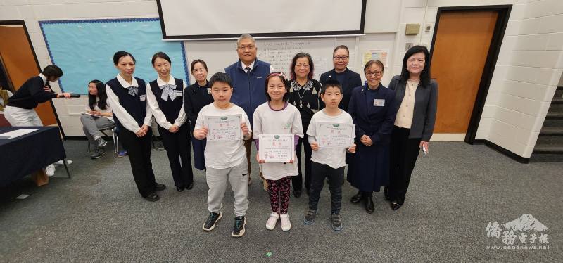 多倫多慈濟人文學校頒發獎狀給高年級表現優異學生
