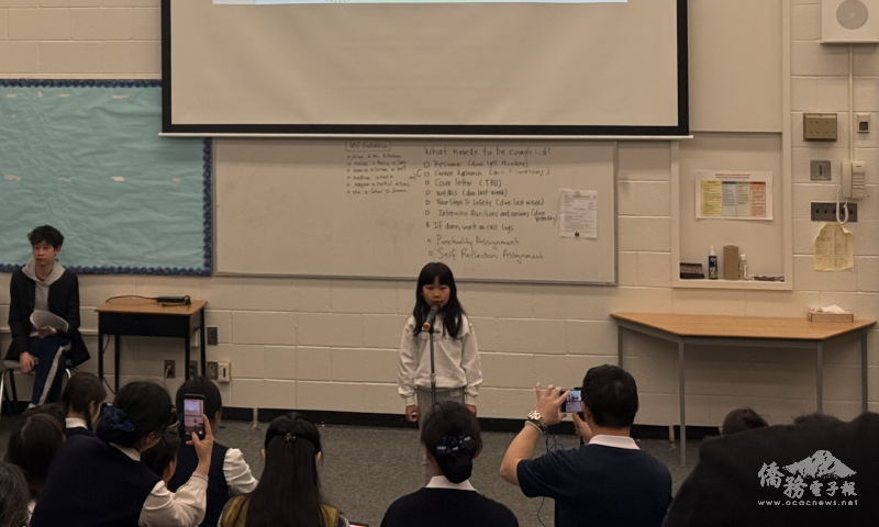 學童在舞臺上將習得的品格故事大聲朗頌   自信展現學習華語的成果