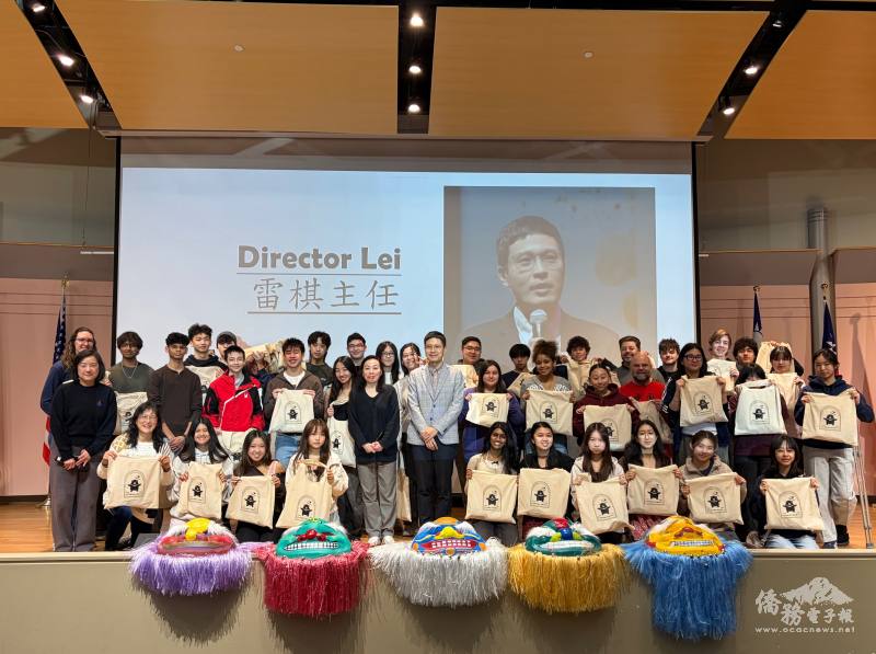 文教中心與詹麗倩 (前排左2)、老師周宜樺(中間左1)及Conant High School師生合影