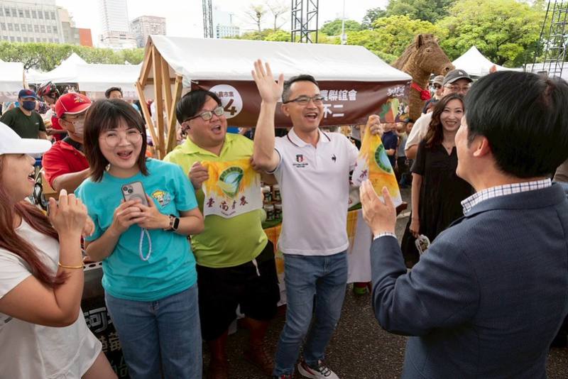 總統前往小農市集攤位參觀