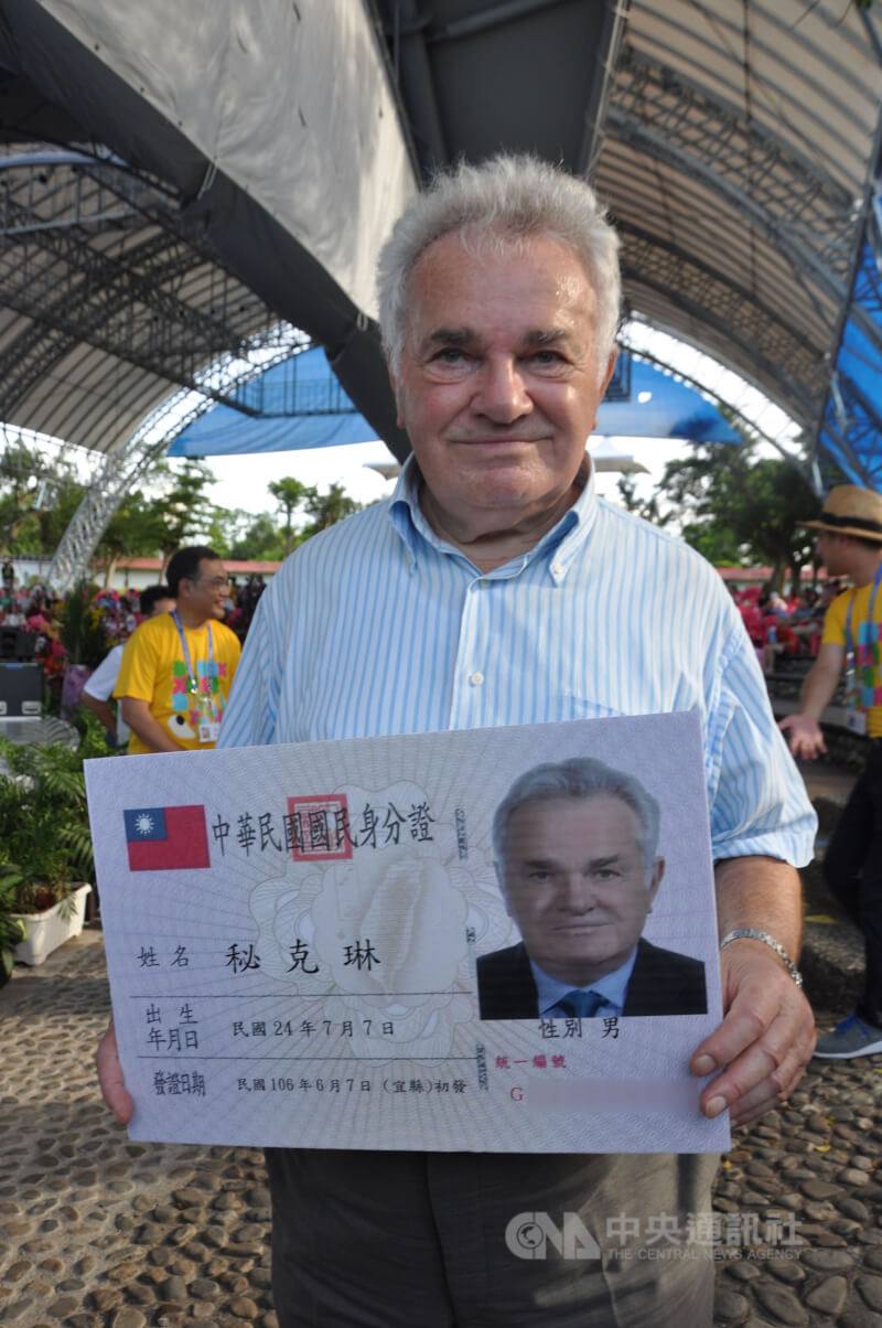 義大利籍秘克琳神父2017年正式獲頒國民身分證，真正成為台灣一份子。（中央社檔案照片）