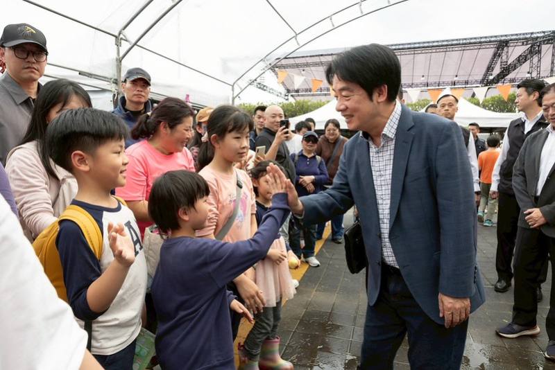 總統參觀蔬果迷宮及稻草藝術裝置，沿途與民眾及小朋友們親切互動、致意