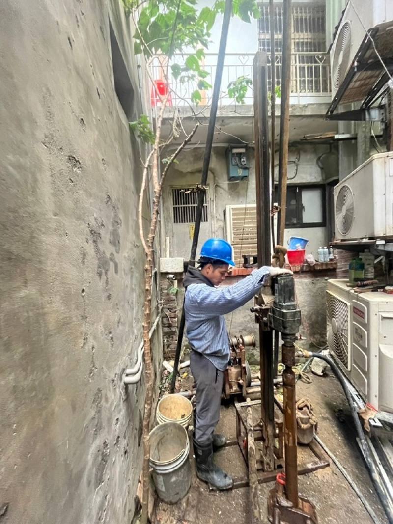 新北市三峽區「小草書屋」4日表示，現有書屋為逾60年老屋，面臨結構老化與使用執照問題，已啟動重建計畫，打造結合技職培育與地方創生的青少年基地，希望外界支持。圖為建築基地在重建工程實施鑽探與監測作業。（小草書屋提供）