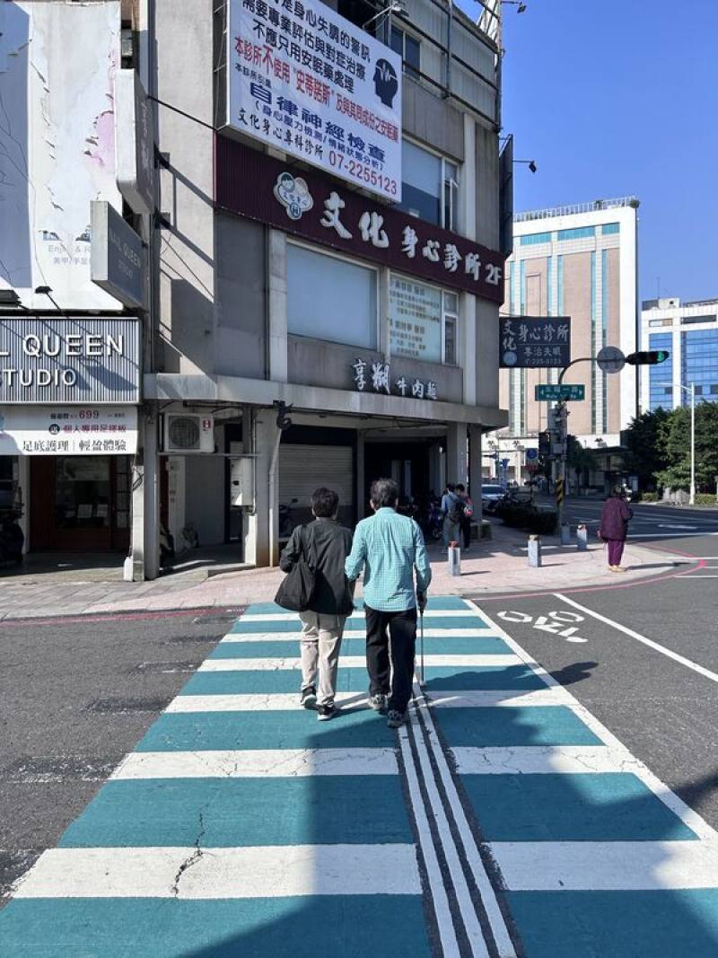 高雄市交通局4日宣布，2026年將再建置11處視覺功能障礙語音號誌，讓視障者過馬路更安心。（高雄市交通局提供）