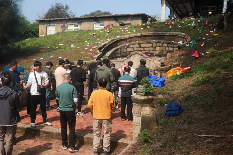 金門瓊林蔡氏3座祖墳位在軍事營區內，清明節期間，蔡氏宗親4日循往例陸續進到營區內掃墓祭祖。