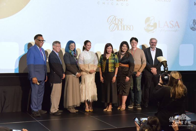 Melanie Rita B. Diano (右四) 、安潔兒艾奎諾 (左四) 、芝加哥「亞洲躍動影展」創辦人兼執行長王曉菲 (左三) 、總裁 Colin Hara (左二) 與董事合照