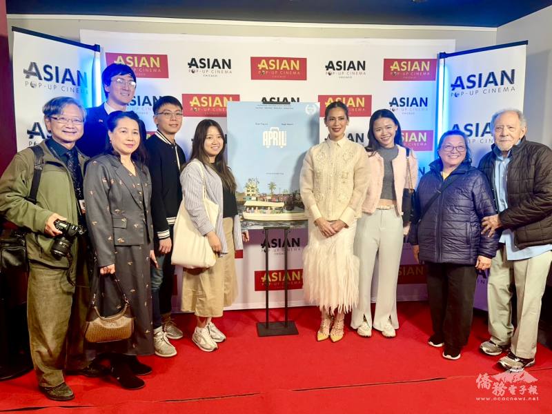 辦事處副領事孫鵬翔 (後排左)、菲律賓演員安潔兒艾奎諾 (右四) 與臺僑合照