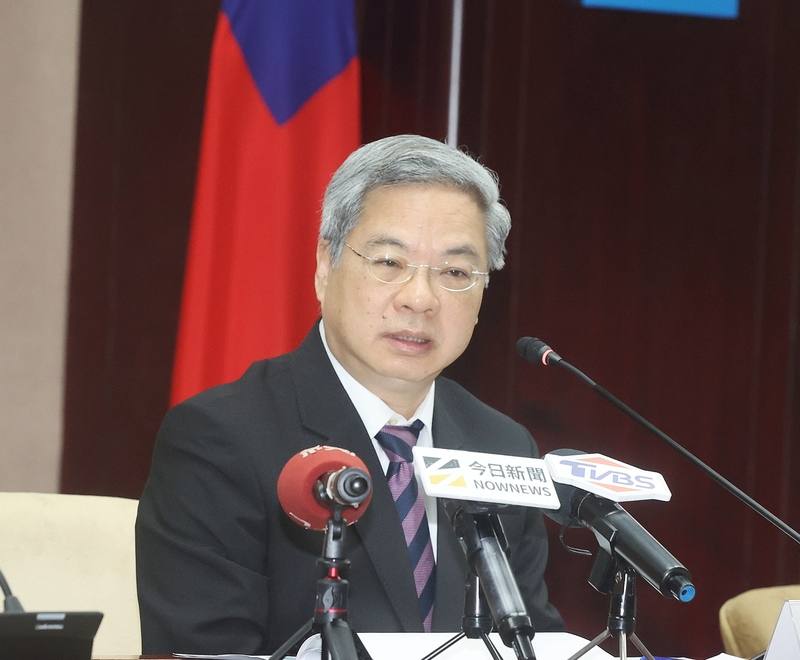 經濟部4日下午舉行「油價調整結果說明暨因應中東情勢—能源及塑化產品穩定供應措施」記者會，經濟部長龔明鑫（圖）會中宣布下週油價不調漲。