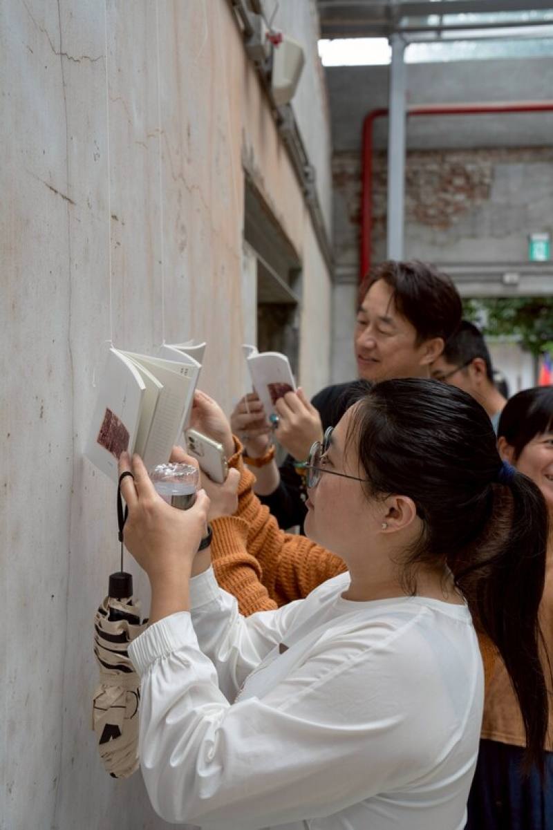 藝術家謝騆瑜、陳郁涵進駐雲林縣虎尾建國眷村文化園區，以「核心－眷村的家感」為主軸進行創作，作品涵蓋裝置藝術、散文詩集、泥染創作及紙漿雕塑等，展現文化新詮釋。 （雲林縣文觀處提供）