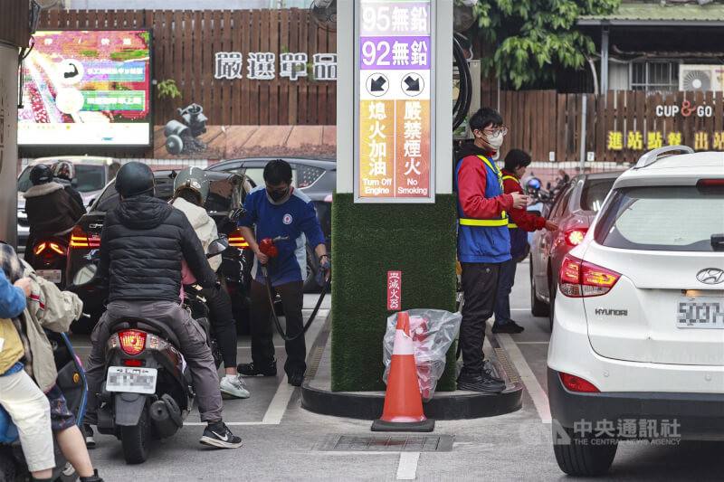 圖為台北市一處加油站機車、汽車排隊等候加油。（中央社檔案照片）