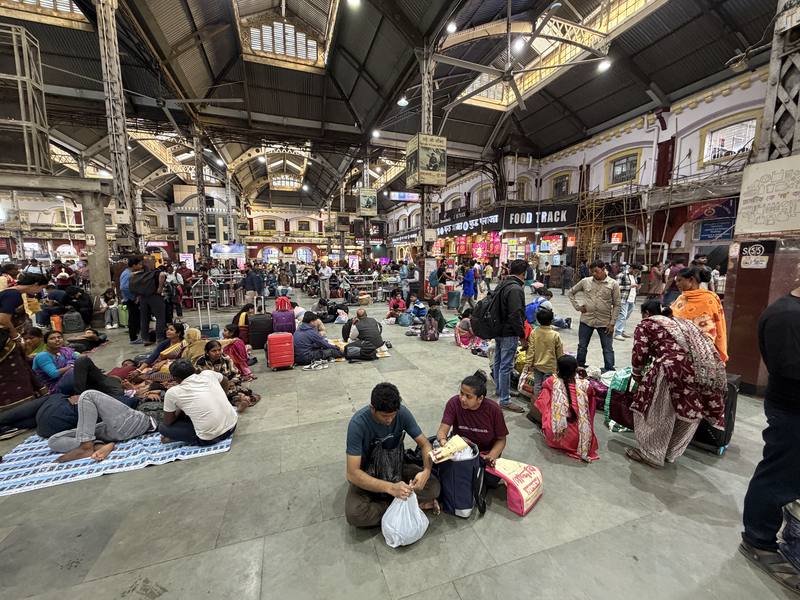 印度4月起展開分兩階段進行的人口普查，這是印度2011年後的第一次人口普查，也是該國繼1931年後，首度全面登錄種姓的人口普查。圖為在火車站等車的印度民眾。