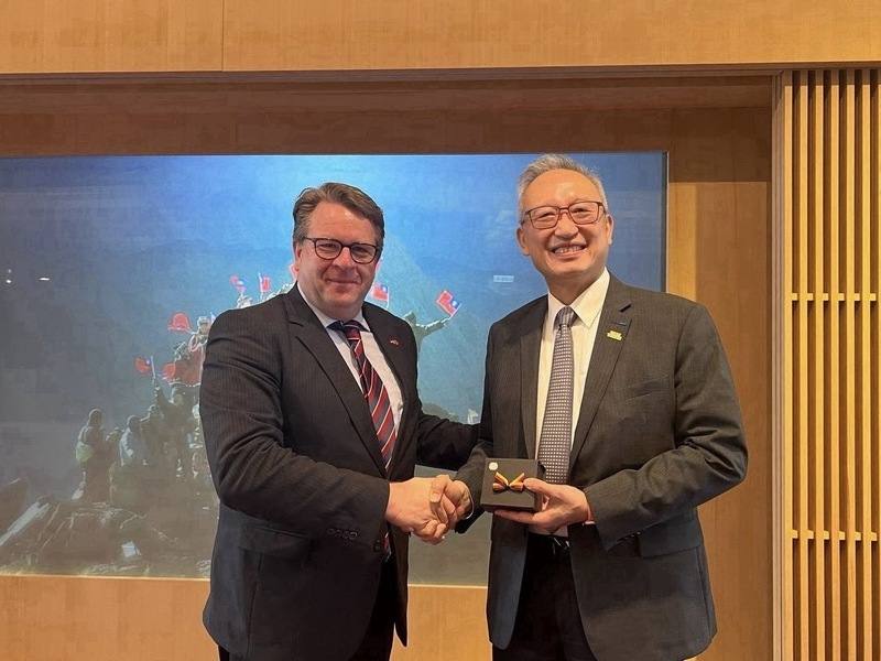 外交部政務次長吳志中（右）2日午宴歡迎德國國會司法與消費者保護委員會主席穆勒（左）所率訪問團。（外交部提供）