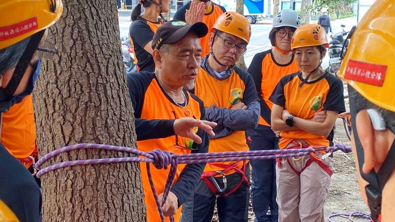 台灣樂山協會理事長劉崑耀（前左）3日表示，協會將10日起推動山域安全巡視，透過巡山、教育宣導與建置航跡資料庫，提升搜救效能。圖為劉崑耀115年3月28日指導學員如何架設繩橋。