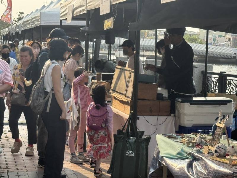紀念2026台南運河通航100年，大員盛場市集3日下午在河畔開市，現場集結約30個攤位，讓人悠閒地從黃昏逛到晚上，不少人攜家帶眷前往。