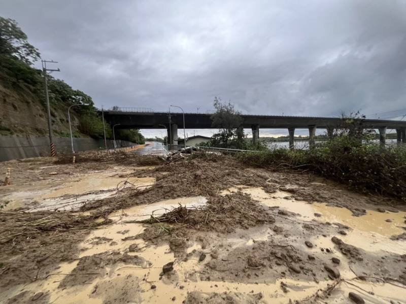苗栗縣4日凌晨至清晨雷雨狂襲，苗9線五福大橋附近邊坡土石崩落，砸中1輛行經轎車，所幸駕駛及時逃生，雖受傷但無生命危險。（警方提供）