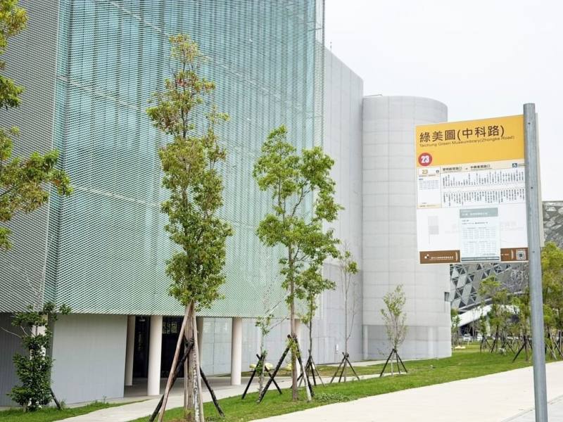 被喻為台中最有「書香味」的23路公車，增設「綠美圖站」後，還串聯國立公共資訊圖書館及大里圖書館等文化據點，單站1個月即逾5000人次搭乘。（台中市政府提供）