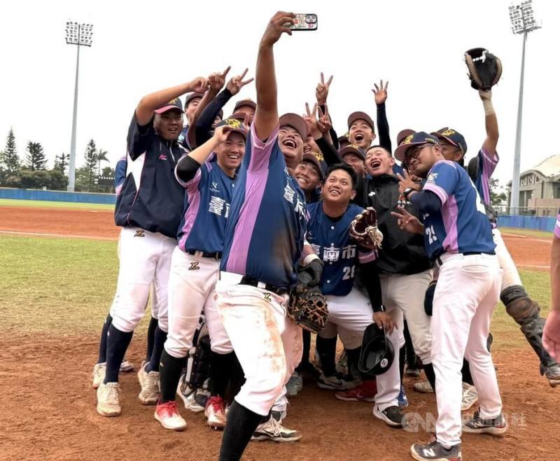 2026東岸聯盟U18棒球錦標賽持續展開，台南市聯隊整合收到成效，4日6強複賽以4比0、5局裁定擊敗新北市聯隊闖4強，球員們開心合影留念