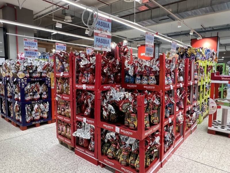 復活節到來，義大利大型超市的巧克力蛋禮品堆成小山，有好幾個區域都是巧克力蛋專門展示區