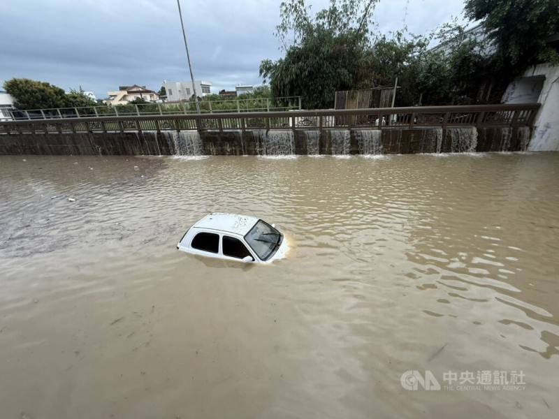 苗栗縣4日雷雨狂襲，造成部分房屋淹水及道路車輛泡水等災情。稅務局表示，民眾因災害造成財產損失，可依損失情況申請減免，稅務局也會主動蒐集資料，秉持從簡、從寬原則提供協助。圖為苗栗市有車輛泡水