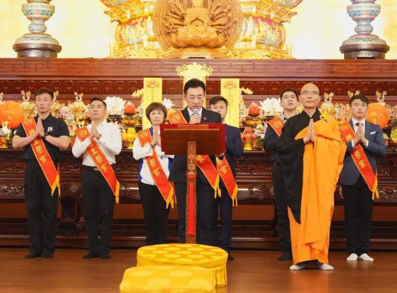 台灣靈巖山寺分院台中念佛堂5日舉行「護國息災大悲懺法會暨金門忠烈祠春祭祈福典禮」，會中由立法院副院長江啟臣（前中）代表誦讀祭祀祈願文。（台中市政府提供）