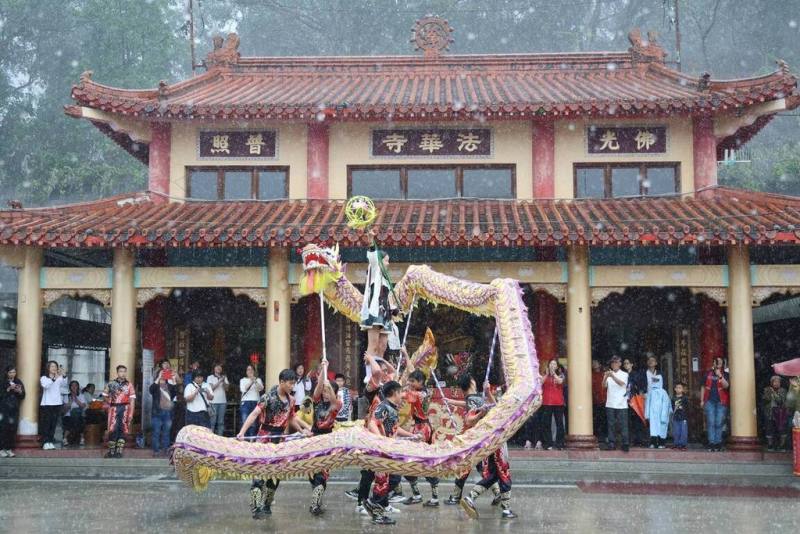 2026南投寺廟文化藝術節4日在中寮鄉金龍山法華寺登場，活動融合宗教走讀、祈福體驗及公益市集，吸引民眾冒雨前來、走入寺廟，共同感受宗教藝術與地方文化的深厚連結。（南投縣政府提供）