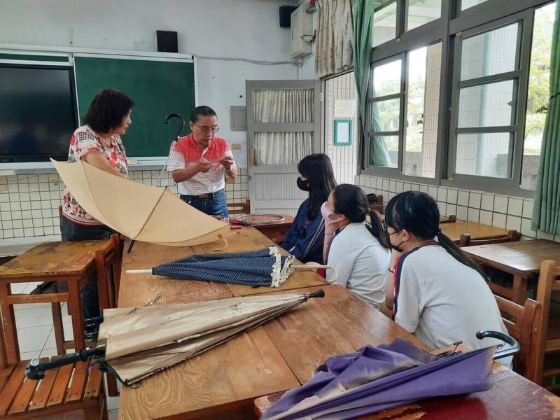 台南市新化國中與新化社區大學合作開設「修吧研究社」，透過提問與對話，引導學習專注力不足的學生逐步拆解任務、完成學習目標。（國教署提供）