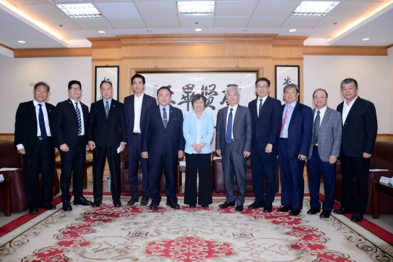 刑事局5日表示，內政部長劉世芳（右6）、警政署長張榮興（右5）和刑事局長邱紹洲（右4）近日和保全業者茶敘，盼導入無人機應用，推動全社會防護韌性。（刑事局提供）