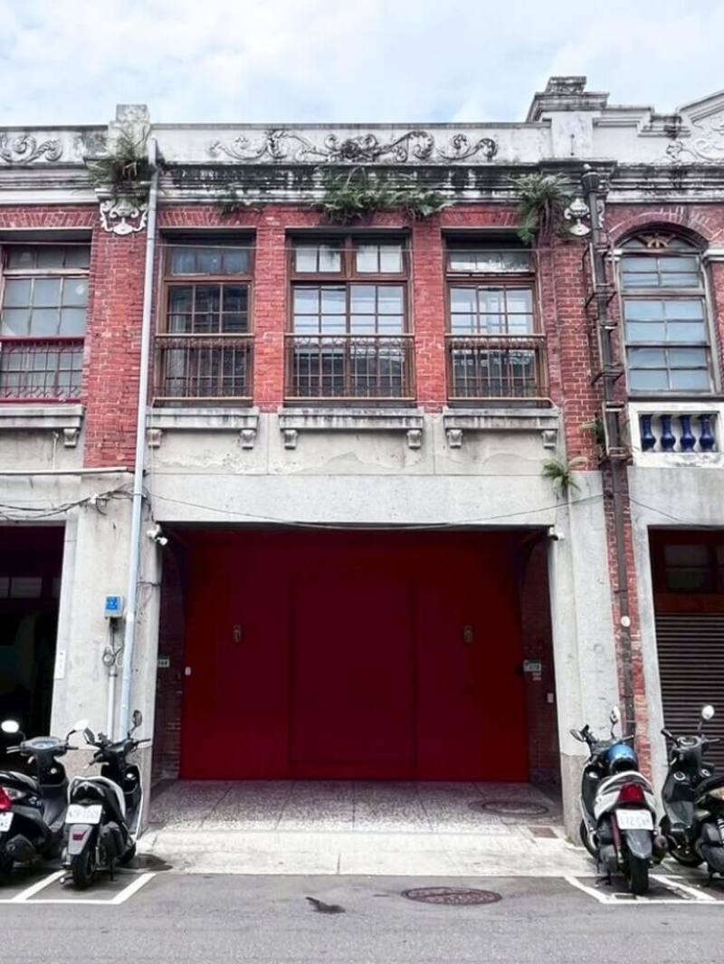 台北市文資會近日審議迪化街一段270號、前身為銷售米的「和豐商行」之百年磚木造建築，因外觀具藝術價值且見證二戰後期，核定為歷史建築。（台北市文化局提供）