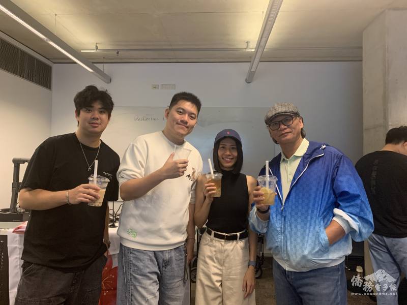 澳洲臺灣多元文化協會會長簡明輝（右一）與雪梨科技大學TSA會長涂語宸（右二）及幹部合影