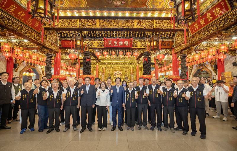 總統與出席人員合影