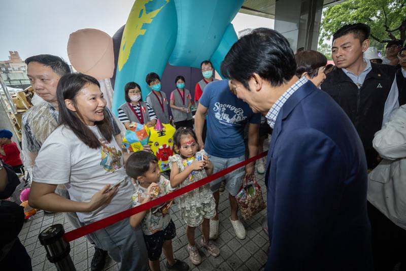 總統抵達後，先前往彩繪公車及泰國攤位體驗自由遊戲