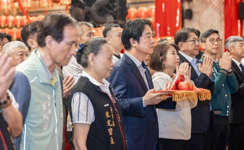 賴清德總統4日下午前往「屏東慈鳳宮」參香祈福，並致贈「福佑生民」匾額