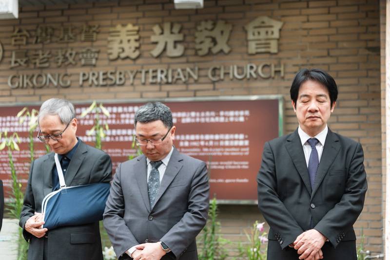 總統與現場貴賓一同進行禱告儀式