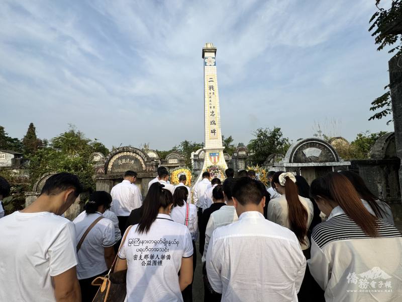 密支那雲南同鄉會理事長劉本統率領僑界代表、遠征軍家屬代表與育成學校校領導與師生，於遠征軍紀念碑前莊嚴默哀三分鐘