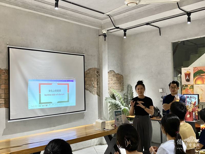 主講人林昕儒與青年分享跨國情侶間的文化差異與互動觀察