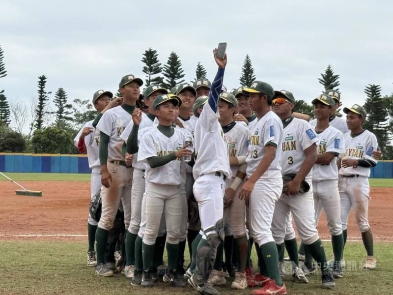 U18東岸聯盟棒球賽高苑工商5日4強與台南市聯隊交手，高苑以9比2搶勝、晉冠軍戰。圖為賽後高苑工商球員拿手機自拍團體照