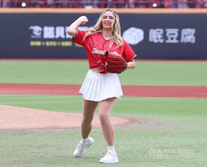 中華職棒5日在天母棒球場由台鋼雄鷹隊與味全龍隊交手，龍隊邀請台美混血好手費柴德（Stuart Fairchild）太太韓納（Hanna Fairchild）（圖）擔任開球嘉賓