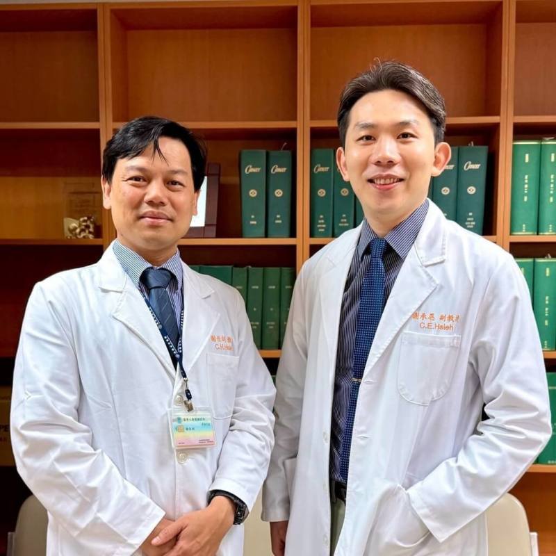台灣在肝癌質子治療與放射免疫整合治療居世界領先地位，右為林口長庚醫院放射腫瘤科副系主任謝承恩，左為血液腫瘤科主治醫師謝佳訓。（長庚醫院提供）